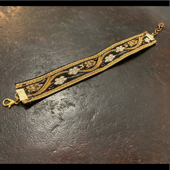 Floral embroidered bavarian webbing festival bracelet - Picture 4 of 6